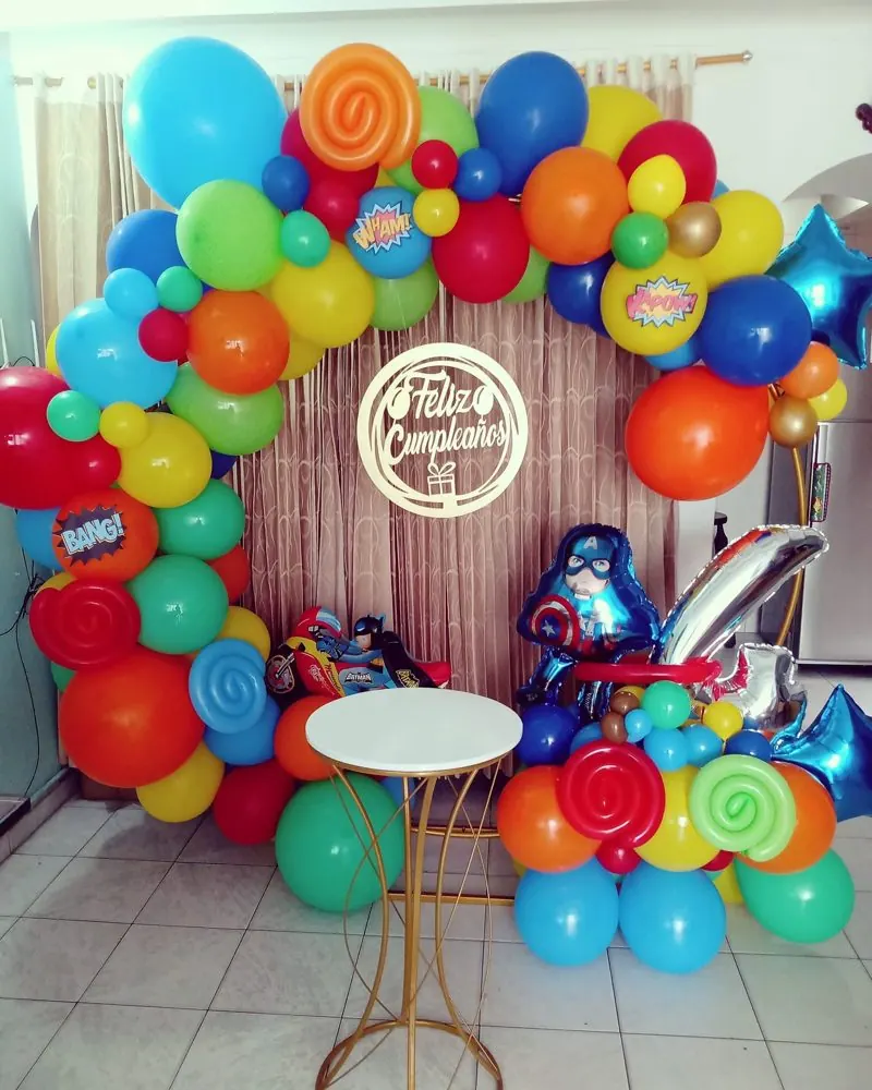 Arco de globos de colores temático de superhéroes