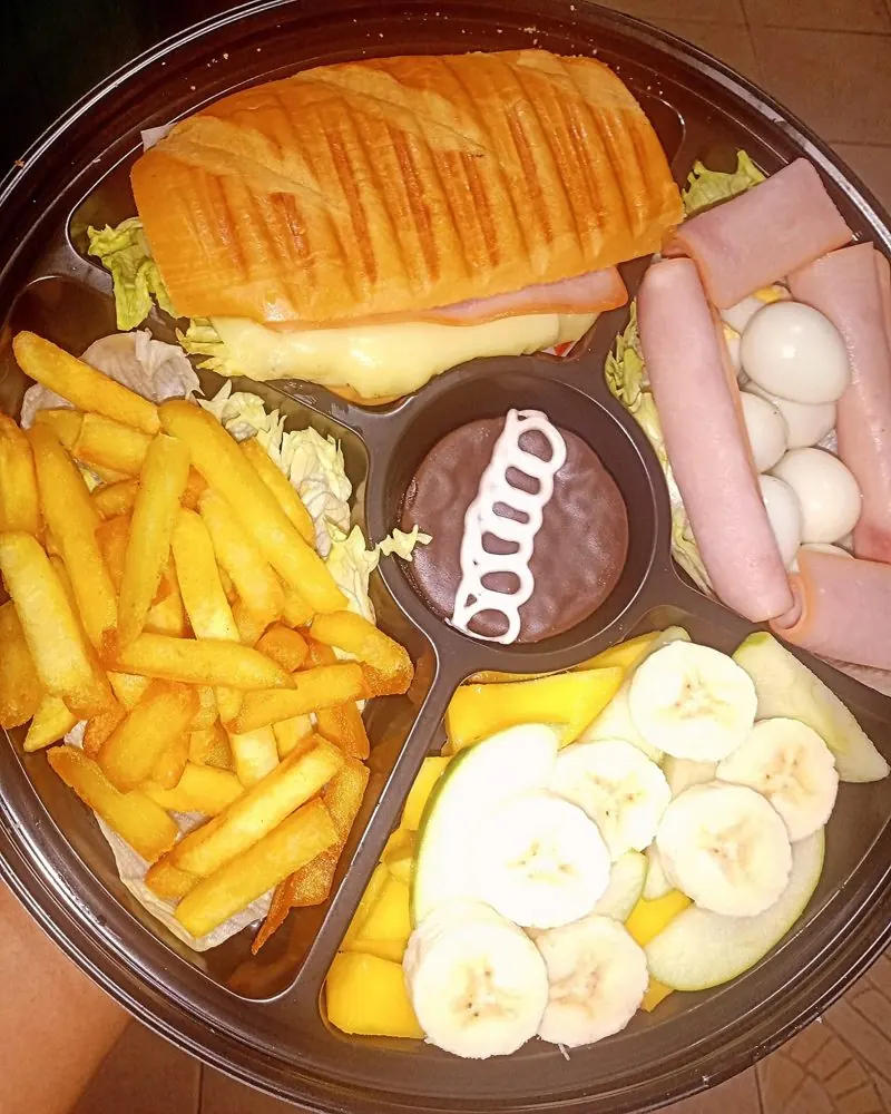 Desayuno Alegría Premium en bandeja de madera con sándwich y detalles