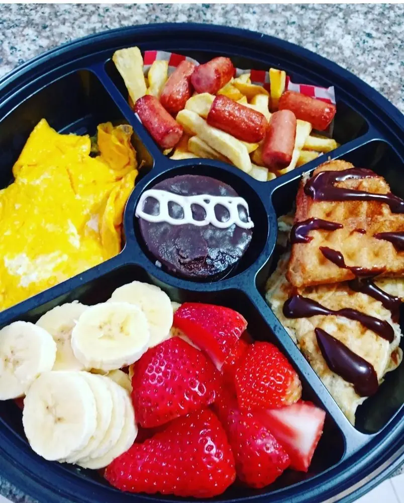 Desayuno sorpresa Dulce Amanecer con sándwich, omelette, fruta y ponqué en bandeja decorada