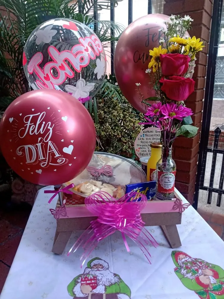 Desayuno sorpresa con flores y globos rosados