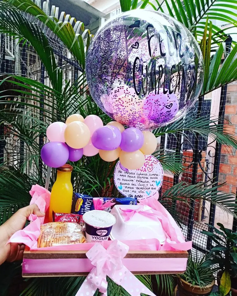 Desayuno sorpresa a domicilio con globo burbuja rosado y mensaje personalizado
