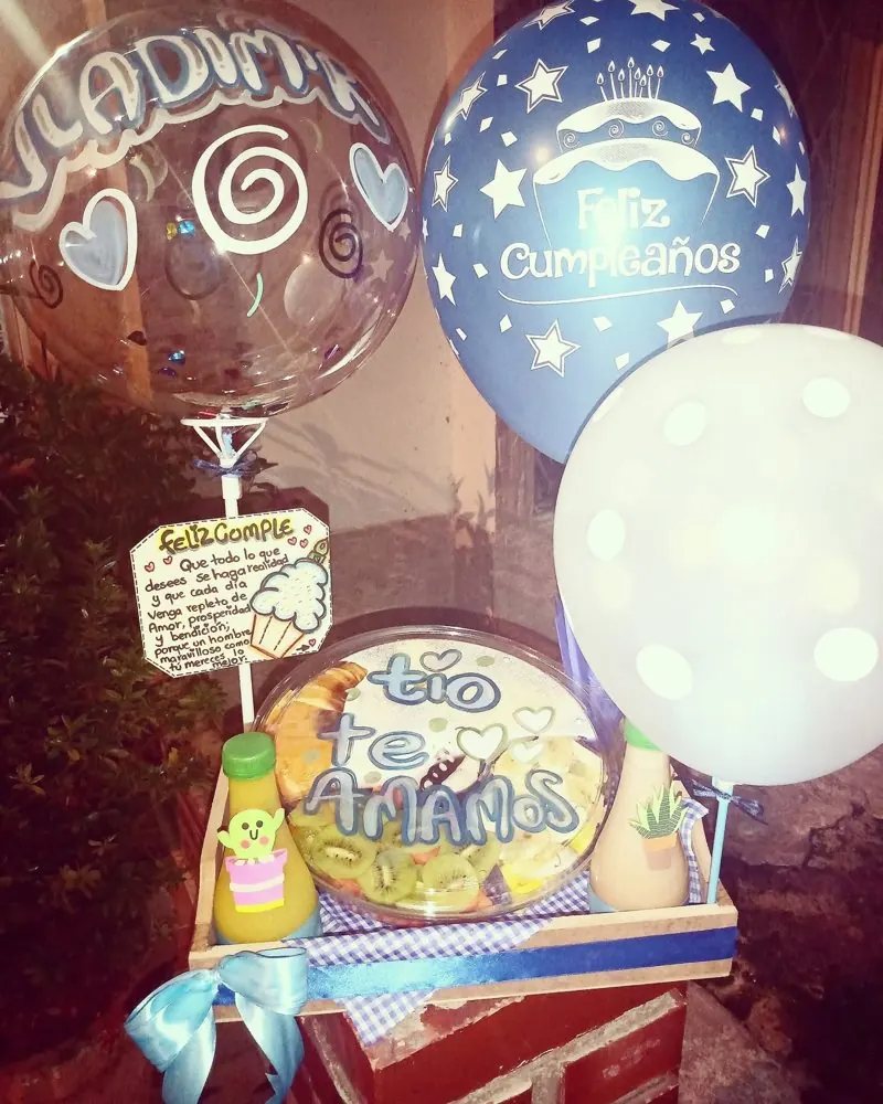 Desayuno Sorpresa Especial en caja decorada con globos azules