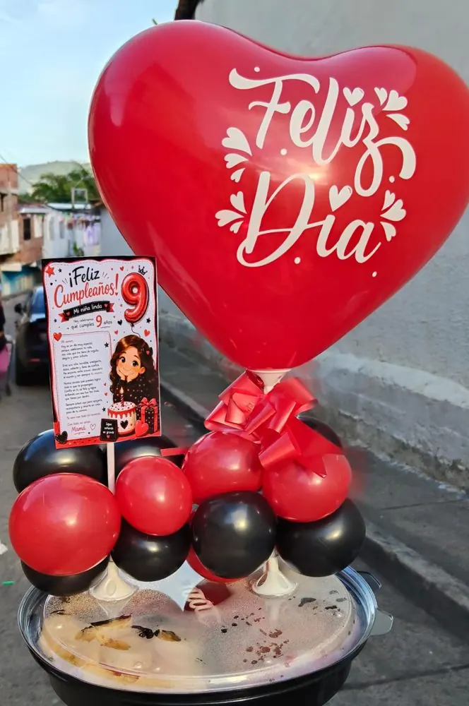 Detalle de cumpleaños con globo de corazón y tarjeta personalizada
