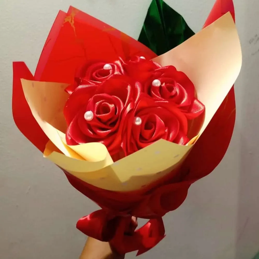 Ramo de rosas eternas rojas en cinta hechas a mano